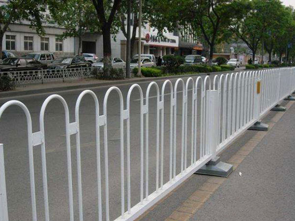 護(hù)欄網(wǎng)需要具備哪些功能 可供公路護(hù)欄使用